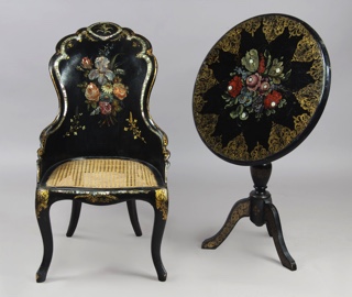 Lotes 236 y 235: 
																		PEQUEÑA MESA TILT TOP ISABELINA. 
																		ANTIGUA SILLA GONDOLA DE EPOCA NAPOLEON III. 