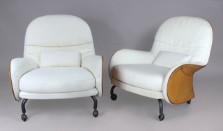 Lote 134: DOS SILLONES Y UN APOYA PIES ITALIANOS MODELO LUISIANA. DOS SILLONES Y UN APOYA PIES ITALIANOS MODELO LUISIANA.