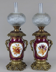 Lote 494: PAR DE LAMPARAS CON VASOS DE PORCELANA FRANCESA. PAR DE LAMPARAS CON VASOS DE PORCELANA FRANCESA.