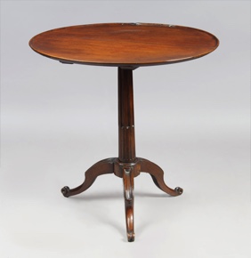 Lote 186: ANTIGUA MESA TILT TOP INGLESA DE FORMA CIRCULAR.  ANTIGUA MESA TILT TOP INGLESA DE FORMA CIRCULAR. 