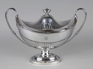 Lote 439: PEQUEÑA SOPERA DE PLATA INGLESA SELLADA CON TAPA.  PEQUEÑA SOPERA DE PLATA INGLESA SELLADA CON TAPA. 