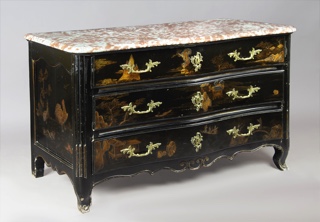 Lote 131: ANTIGUA COMODA FRANCESA CON DECORACION CHINOISERIE.  ANTIGUA COMODA FRANCESA CON DECORACION CHINOISERIE. 