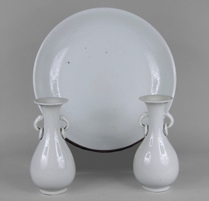 Lotes 535 y 536: 
																		PAR DE ANTIGUOS VASOS DE PORCELANA BLANC DE CHINE. 
																		GRAN CENTRO HONDO DE PORCELANA BLANC DE CHINE. 