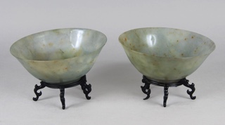 Lote 400: PAR DE ANTIGUAS ESCUDILLAS CHINAS DE JADE VERDE CELADON.  PAR DE ANTIGUAS ESCUDILLAS CHINAS DE JADE VERDE CELADON. 