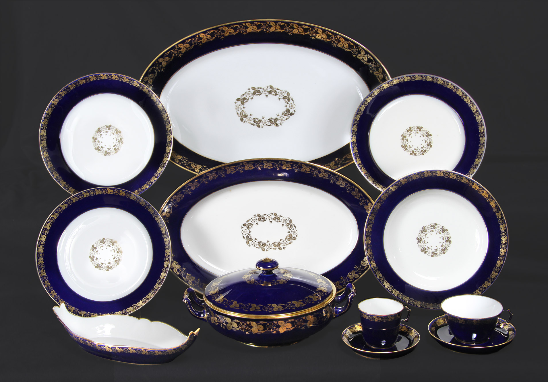  JUEGO DE PORCELANA FRANCESA DE SEVRES PARA MESA. 