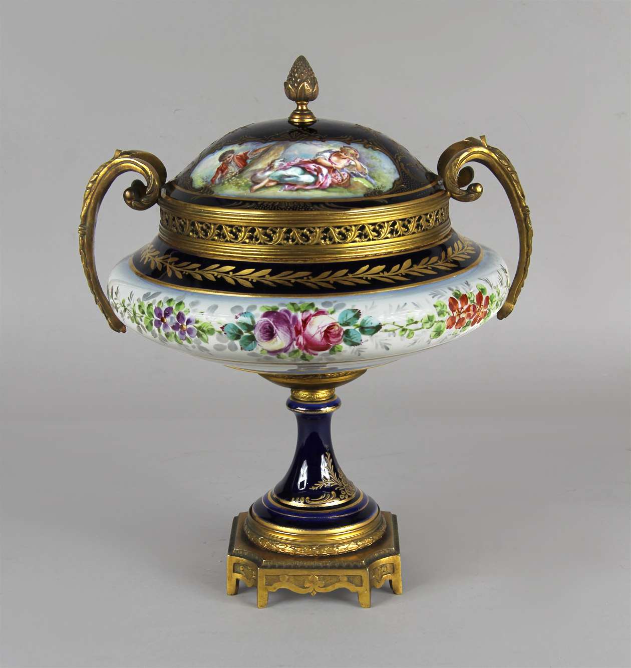  BOMBONERA DE PORCELANA FRANCESA DE SEVRES CON TAPA. 