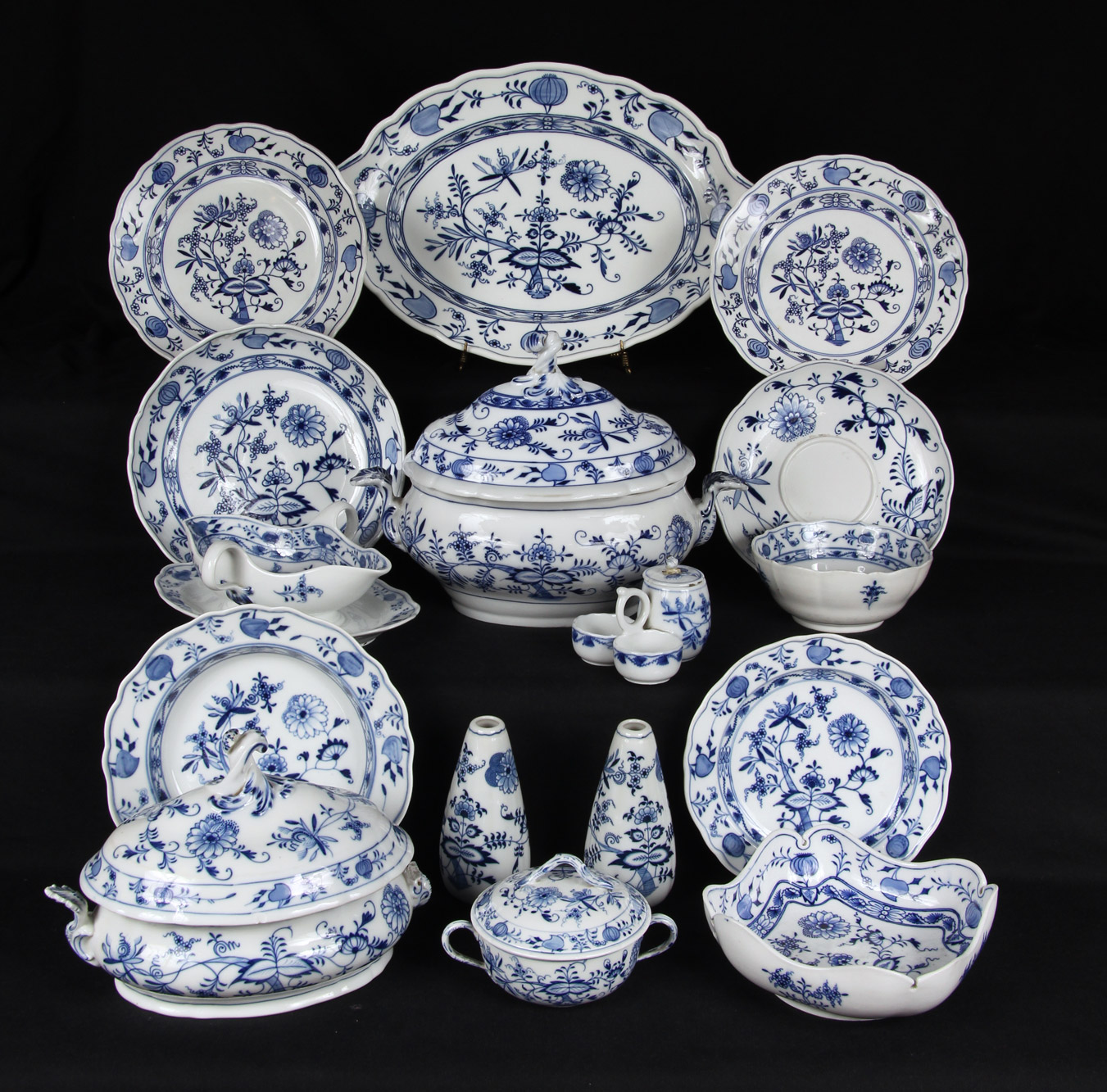  CONJUNTO DE PORCELANA ALEMANA MEISSEN PARA MESA. 