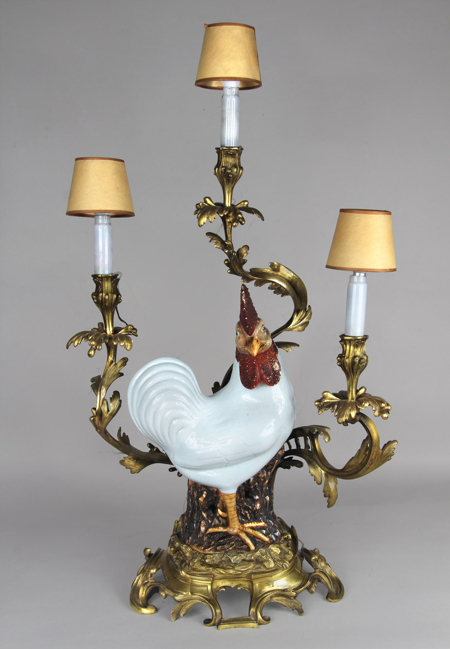  CANDELABRO CON GALLO DE PORCELANA CHINA SIGLO XVIII.