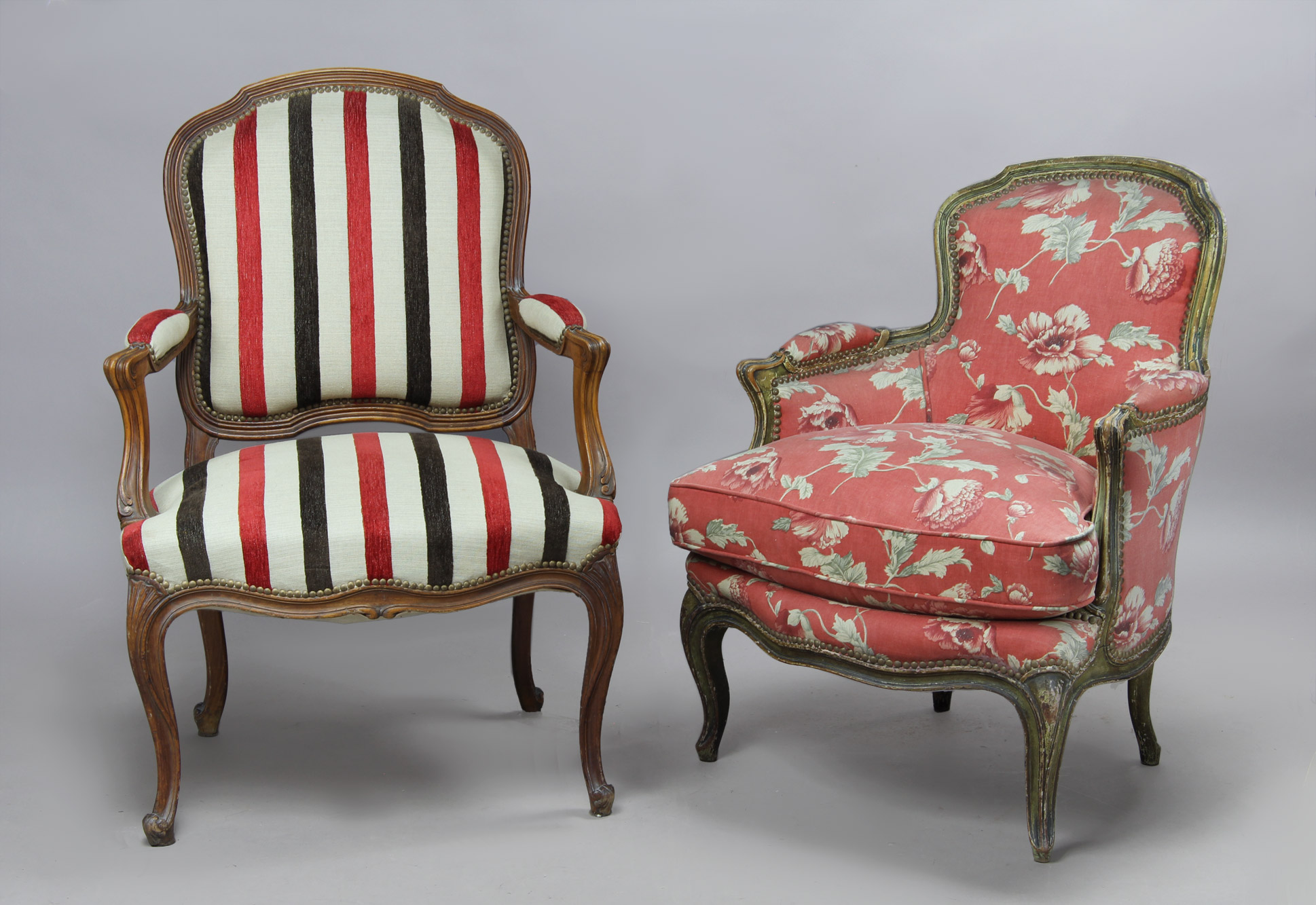 Lotes 266 y 242: 
																		SILLON DE ESTILO FRANCES LUIS XV. 
																		PEQUEÑO SILLON BERGERE DE ESTILO FRANCES LUIS XV. 