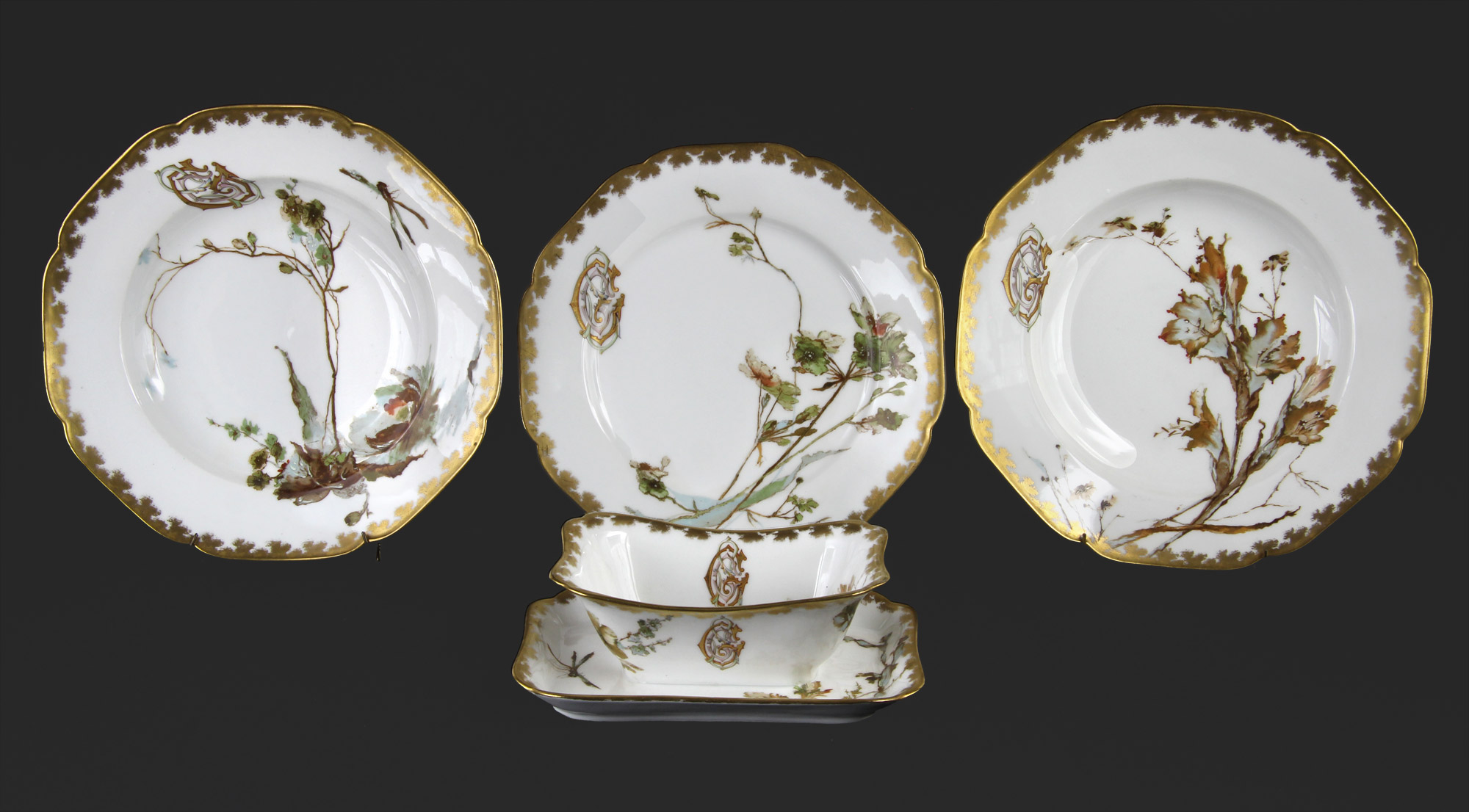  CONJUNTO DE PORCELANA FRANCESA PARA MESA. 