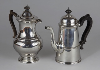 Lotes 626 y 625: 
																		PEQUEÑA CAFETERA DE PLATA INGLESA SELLADA. 
																		PEQUEÑA CAFETERA DE PLATA 925 SELLADA CON TAPA. 