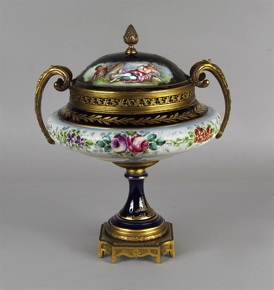 Lote 574: BOMBONERA DE PORCELANA FRANCESA DE SEVRES CON TAPA.  BOMBONERA DE PORCELANA FRANCESA DE SEVRES CON TAPA. 