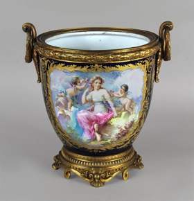 Lote 477: CACHE POT DE PORCELANA FRANCESA DE SEVRES.  CACHE POT DE PORCELANA FRANCESA DE SEVRES. 