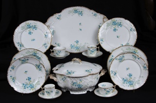 Lote 466: JUEGO DE PORCELANA FRANCESA LIMOGES PARA MESA. JUEGO DE PORCELANA FRANCESA LIMOGES PARA MESA.