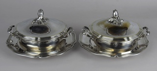 Lotes 612 y 613: 
																		PAR DE GUISERAS DE METAL FRANCES CHRISTOFLE CON TAPA. 
																		PAR DE PEQUEÑAS FUENTES DE PLATA FRANCESA SELLADA. 