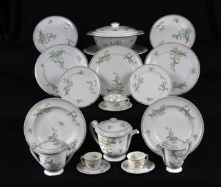 Lote 517: JUEGO DE PORCELANA FRANCESA LIMOGES PARA MESA. JUEGO DE PORCELANA FRANCESA LIMOGES PARA MESA.