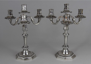 Lote 457: PAR DE CANDELABROS DE PLATA FRANCESA DE LA CASA PUIFORCAT.  PAR DE CANDELABROS DE PLATA FRANCESA DE LA CASA PUIFORCAT. 