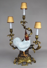 Lote 427: CANDELABRO CON GALLO DE PORCELANA CHINA SIGLO XVIII. CANDELABRO CON GALLO DE PORCELANA CHINA SIGLO XVIII.