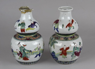 Lote 606: PAR DE ANTIGUAS BOTELLAS CHINAS DE PORCELANA DOBLE FORMA.  PAR DE ANTIGUAS BOTELLAS CHINAS DE PORCELANA DOBLE FORMA. 