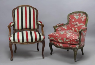 Lotes 266 y 242: 
																		SILLON DE ESTILO FRANCES LUIS XV. 
																		PEQUEÑO SILLON BERGERE DE ESTILO FRANCES LUIS XV. 