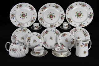 Lote 504: JUEGO DE PORCELANA INGLESA MINTONS PARA MESA.  JUEGO DE PORCELANA INGLESA MINTONS PARA MESA. 