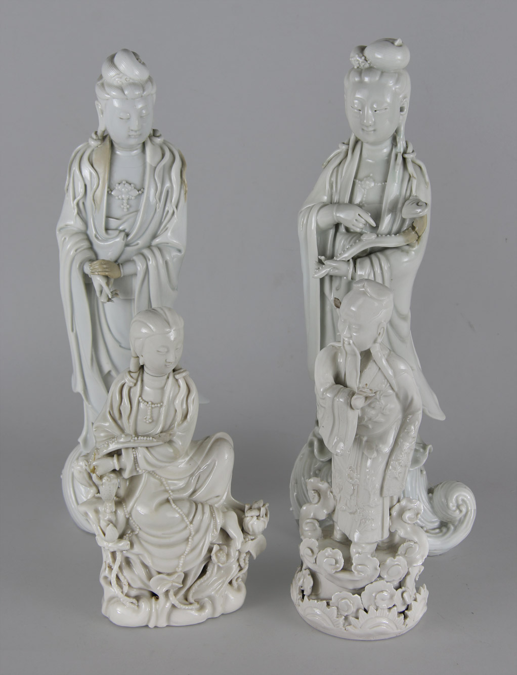  CUATRO FIGURAS DE PORCELANA BLANC DE CHINE. 