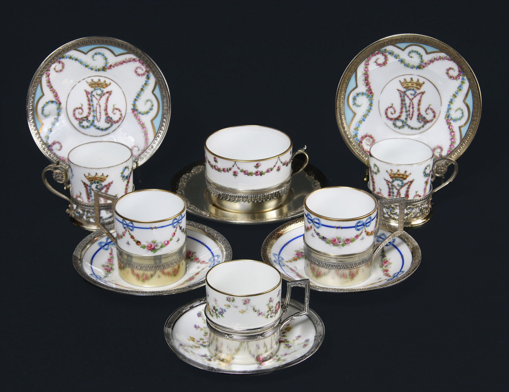  TRECE TAZAS CON SUS PLATOS DE PORCELANA FRANCESA DECORADA. 