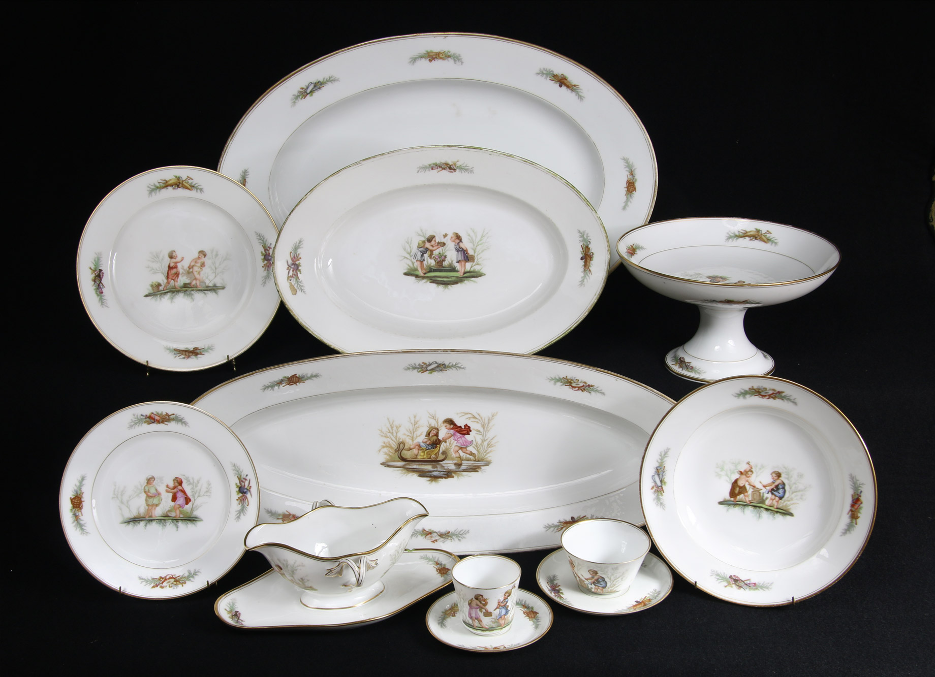  CONJUNTO DE PORCELANA FRANCESA PARA MESA. 