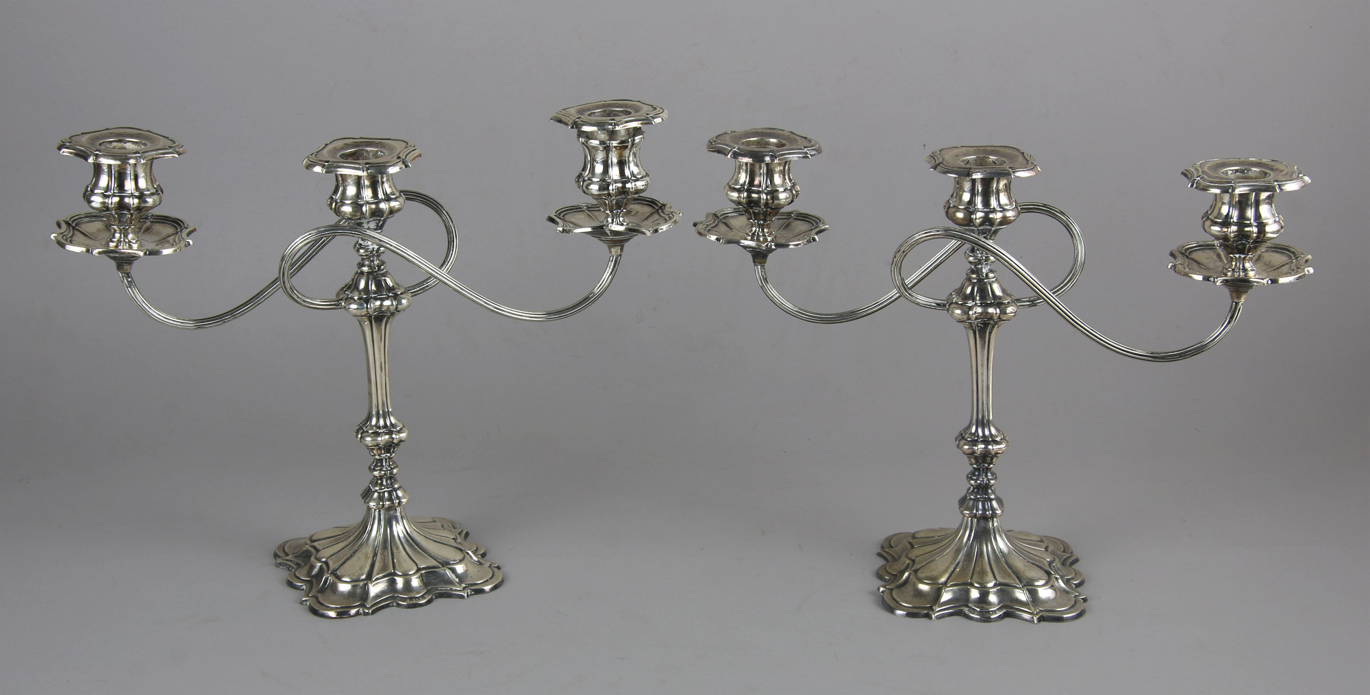  PAR DE CANDELABROS DE PLATA INGLESA SELLADA. 