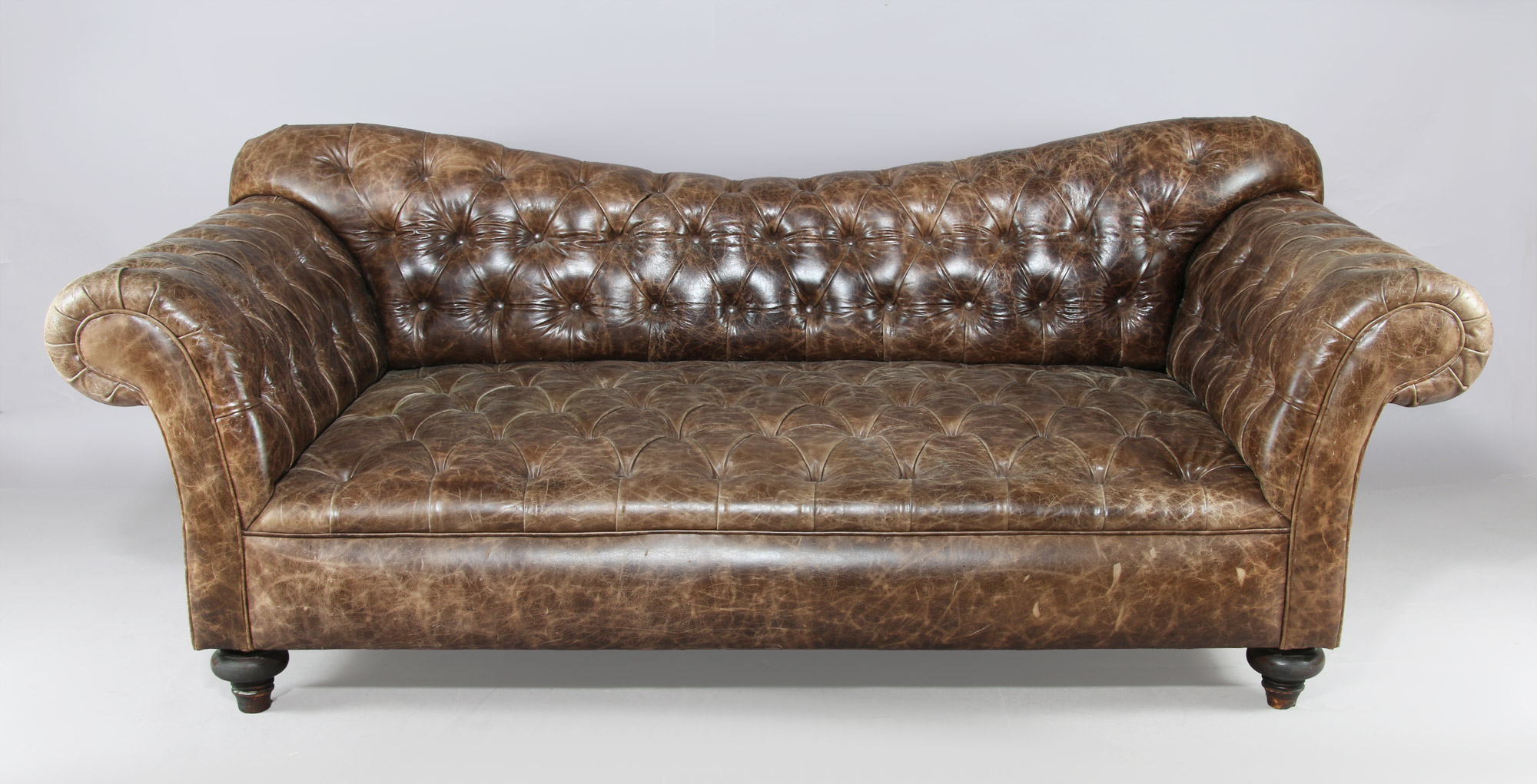  GRAN SOFA ESTILO CHESTERFIELD PARA TRES CUERPOS. 