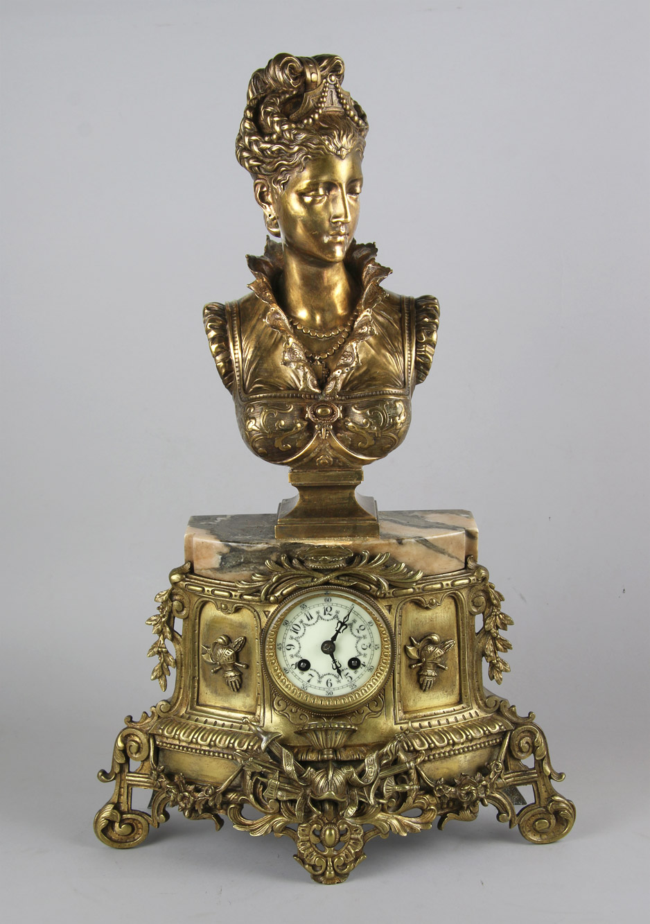 AIZELIN, Eugène Antoine RELOJ FRANCES DE BRONCE CINCELADO Y DORADO. 