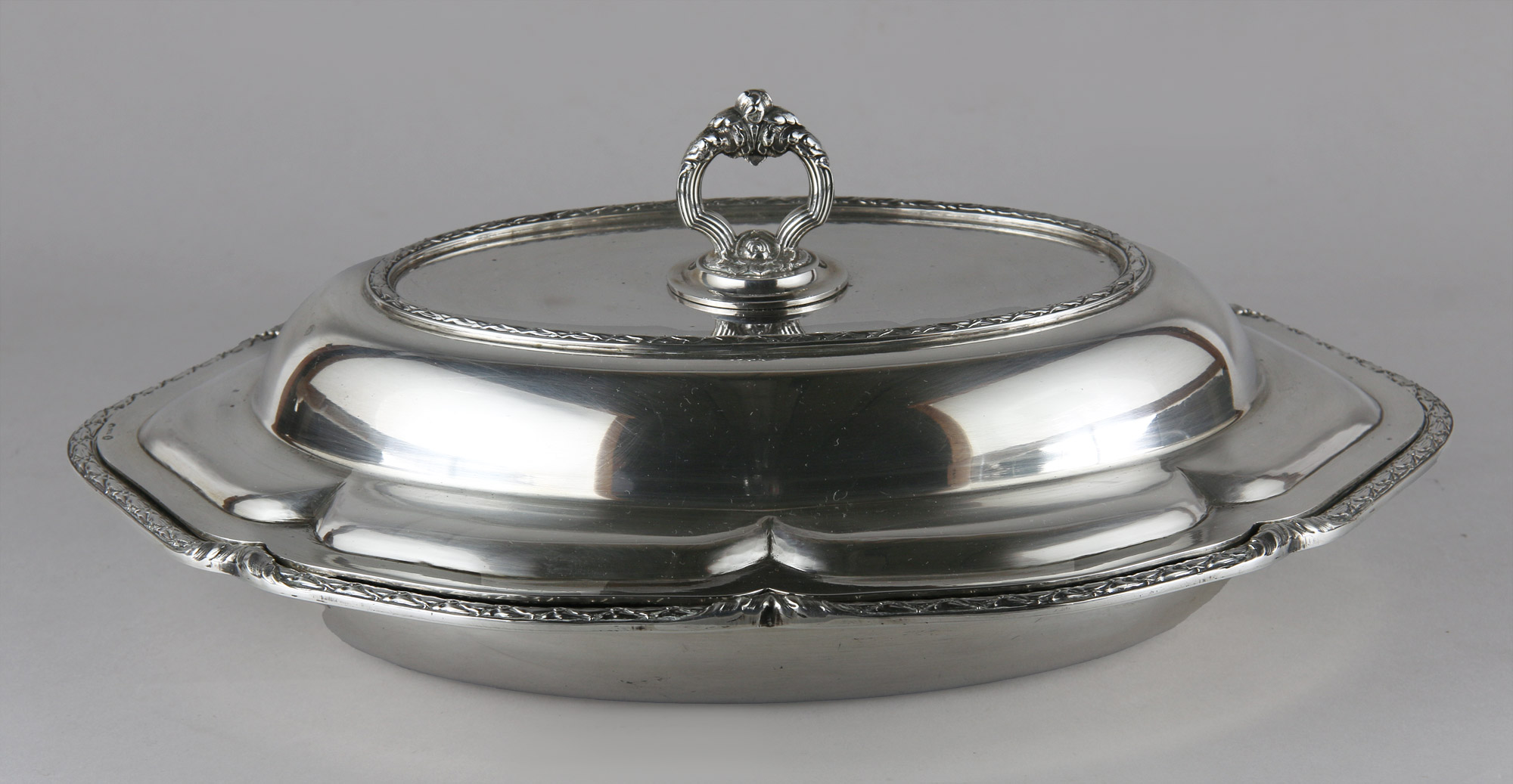  GUISERA OVAL DE PLATA ESPAÑOLA CON TAPA. 