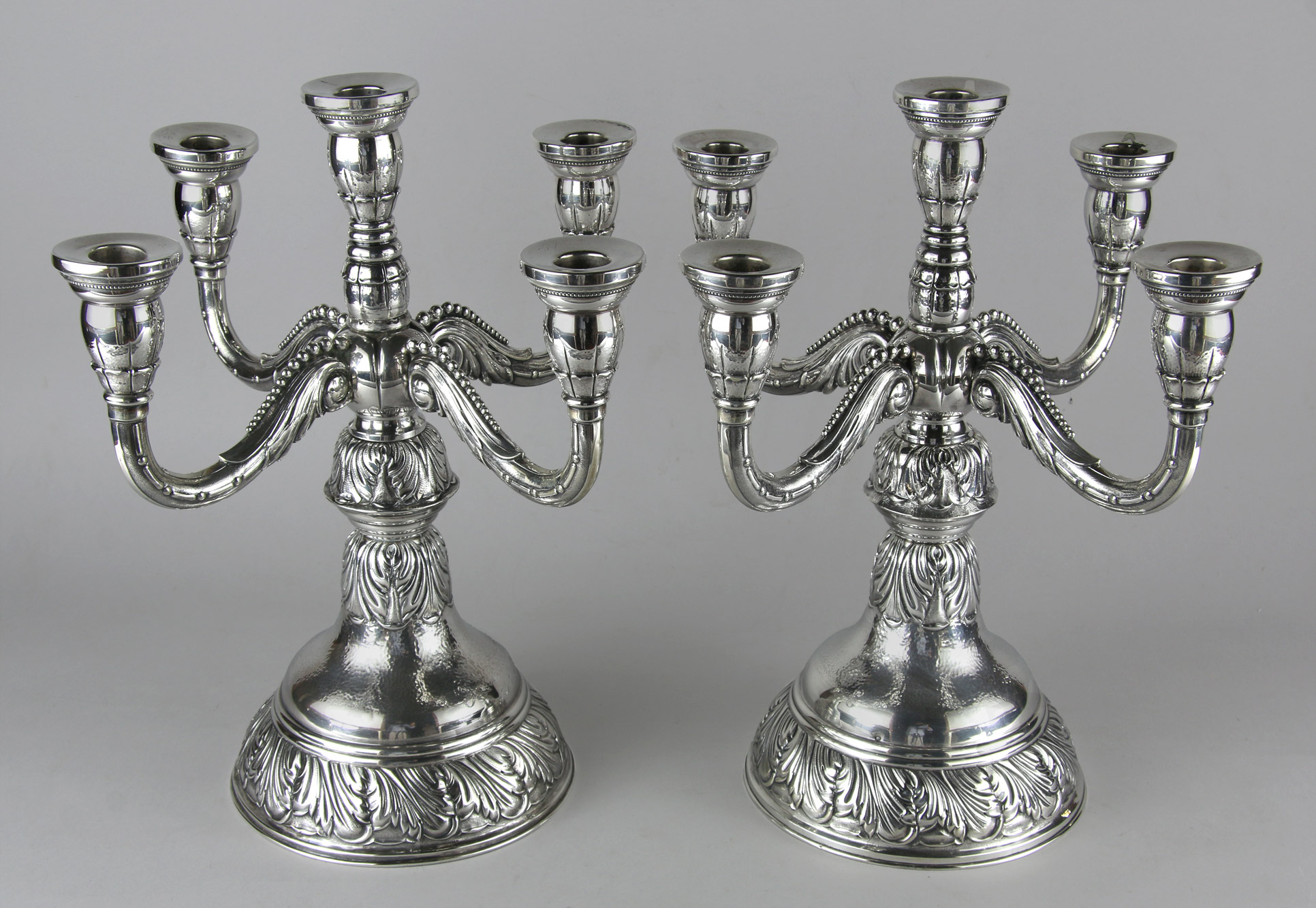  PAR DE CANDELABROS ESPAÑOLES DE PLATA SELLADA. 