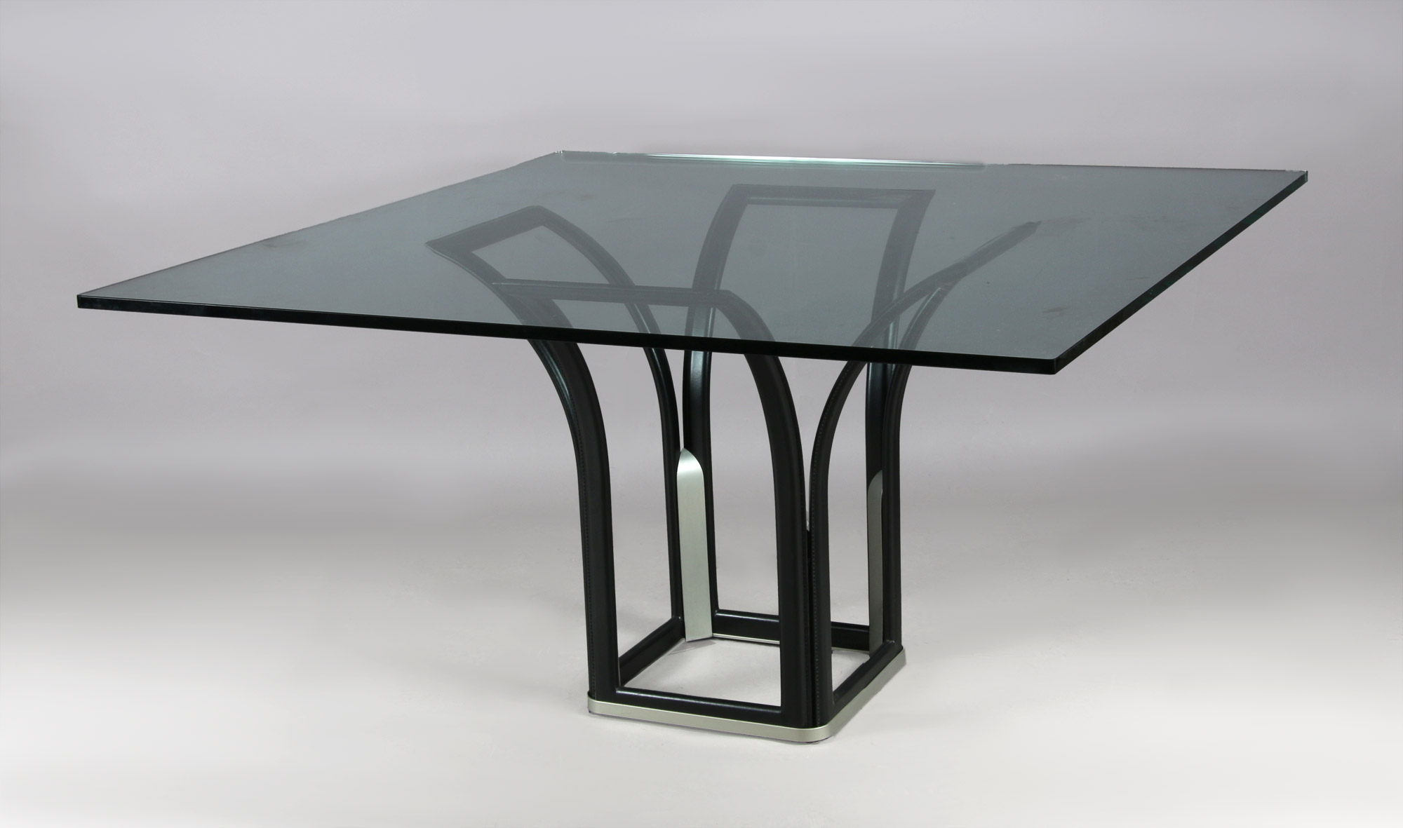  MESA CUADRANGULAR DE DISEÑO ITALIANO PARA COMEDOR. 