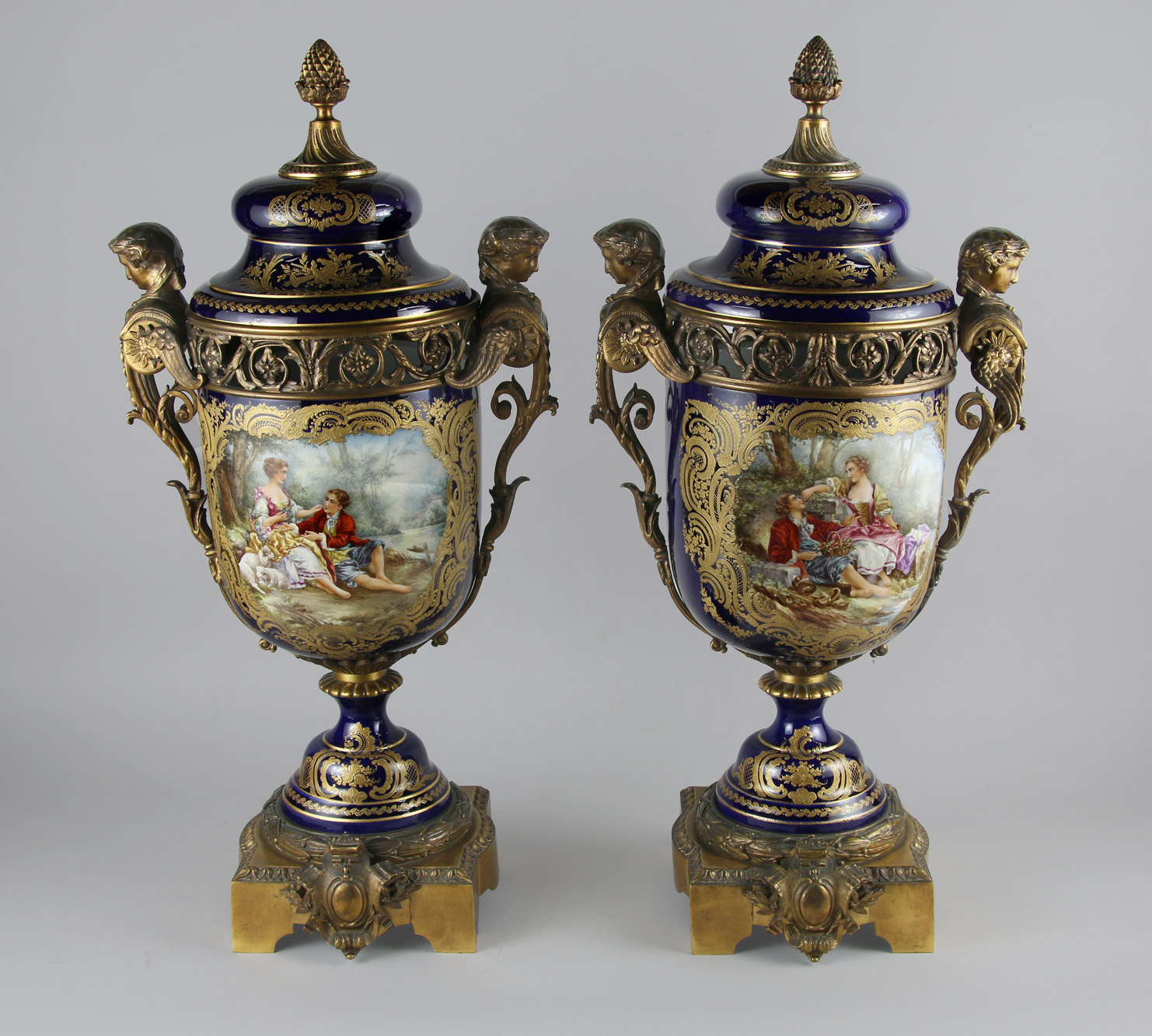  PAR DE ANFORAS DE PORCELANA FRANCESA DE SEVRES. 