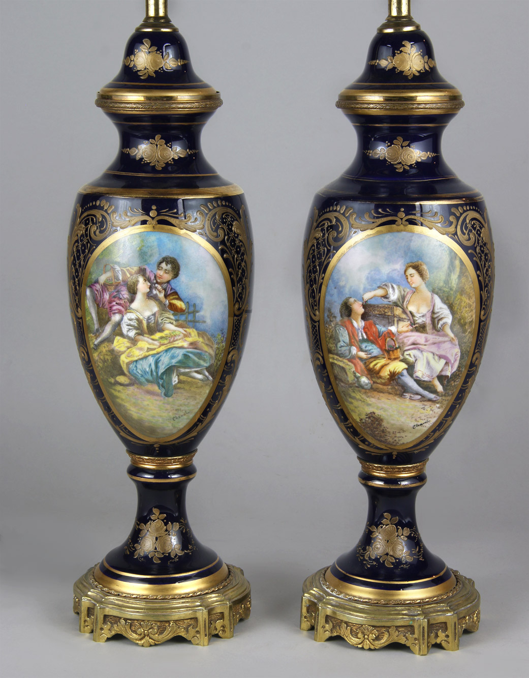  PAR DE LAMPARAS CON VASOS DE PORCELANA FRANCESA DE SEVRES. 