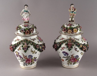 Lote 580: PAR DE ANTIGUOS POTICHES DE PORCELANA ALEMANA.  PAR DE ANTIGUOS POTICHES DE PORCELANA ALEMANA. 