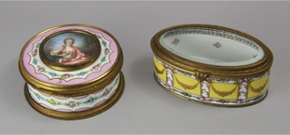 Lotes 652 y 653: 
																		COFRE CIRCULAR DE PORCELANA FRANCESA DE SEVRES CON TAPA. 
																		COFRE OVAL DE PORCELANA FRANCESA DE SEVRES CON TAPA. 