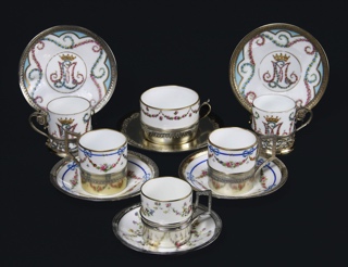 Lote 572: TRECE TAZAS CON SUS PLATOS DE PORCELANA FRANCESA DECORADA.  TRECE TAZAS CON SUS PLATOS DE PORCELANA FRANCESA DECORADA. 