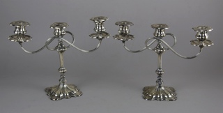 Lote 599: PAR DE CANDELABROS DE PLATA INGLESA SELLADA.  PAR DE CANDELABROS DE PLATA INGLESA SELLADA. 