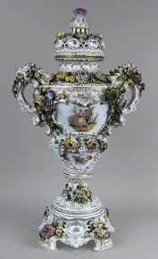 Lote 535: IMPORTANTE ANFORA DE PORCELANA NAPOLITANA CAPODIMONTE.  IMPORTANTE ANFORA DE PORCELANA NAPOLITANA CAPODIMONTE. 