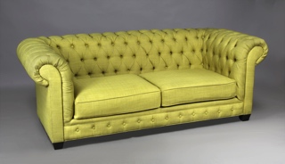 Lote 265: SOFA ESTILO CHESTERFIELD PARA DOS AMPLIOS CUERPOS.  SOFA ESTILO CHESTERFIELD PARA DOS AMPLIOS CUERPOS. 