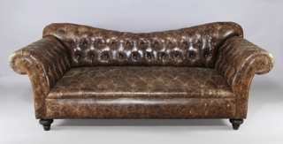 Lote 254: GRAN SOFA ESTILO CHESTERFIELD PARA TRES CUERPOS.  GRAN SOFA ESTILO CHESTERFIELD PARA TRES CUERPOS. 