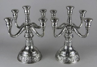 Lote 542: PAR DE CANDELABROS ESPAÑOLES DE PLATA SELLADA.  PAR DE CANDELABROS ESPAÑOLES DE PLATA SELLADA. 