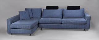 Lote 245: SOFA CONFORTABLE DE LINEA MODERNA EN FORMA DE 'L'.  SOFA CONFORTABLE DE LINEA MODERNA EN FORMA DE 'L'. 