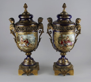 Lote 517: PAR DE ANFORAS DE PORCELANA FRANCESA DE SEVRES.  PAR DE ANFORAS DE PORCELANA FRANCESA DE SEVRES. 