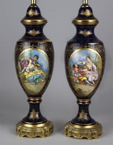 Lote 589: PAR DE LAMPARAS CON VASOS DE PORCELANA FRANCESA DE SEVRES.  PAR DE LAMPARAS CON VASOS DE PORCELANA FRANCESA DE SEVRES. 