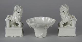 Lote 770: TRES PEQUEÑAS PIEZAS DE PORCELANA BLANC DE CHINE.  TRES PEQUEÑAS PIEZAS DE PORCELANA BLANC DE CHINE. 