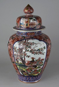 Lote 711: POTICHE DE PORCELANA JAPONESA CON TAPA.  POTICHE DE PORCELANA JAPONESA CON TAPA. 