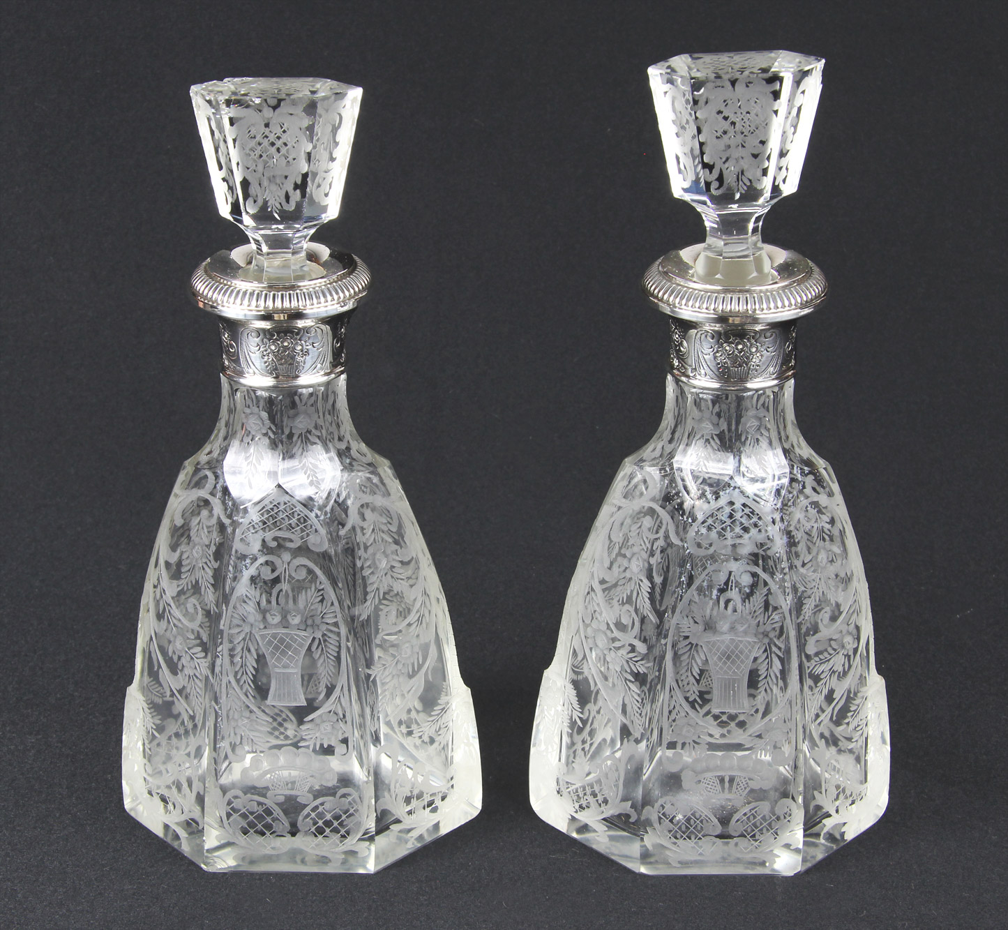 PAR DE BOTELLONES FRANCESES GRABADOS CON SUS TAPONES. PAR DE BOTELLONES FRANCESES GRABADOS CON SUS TAPONES.